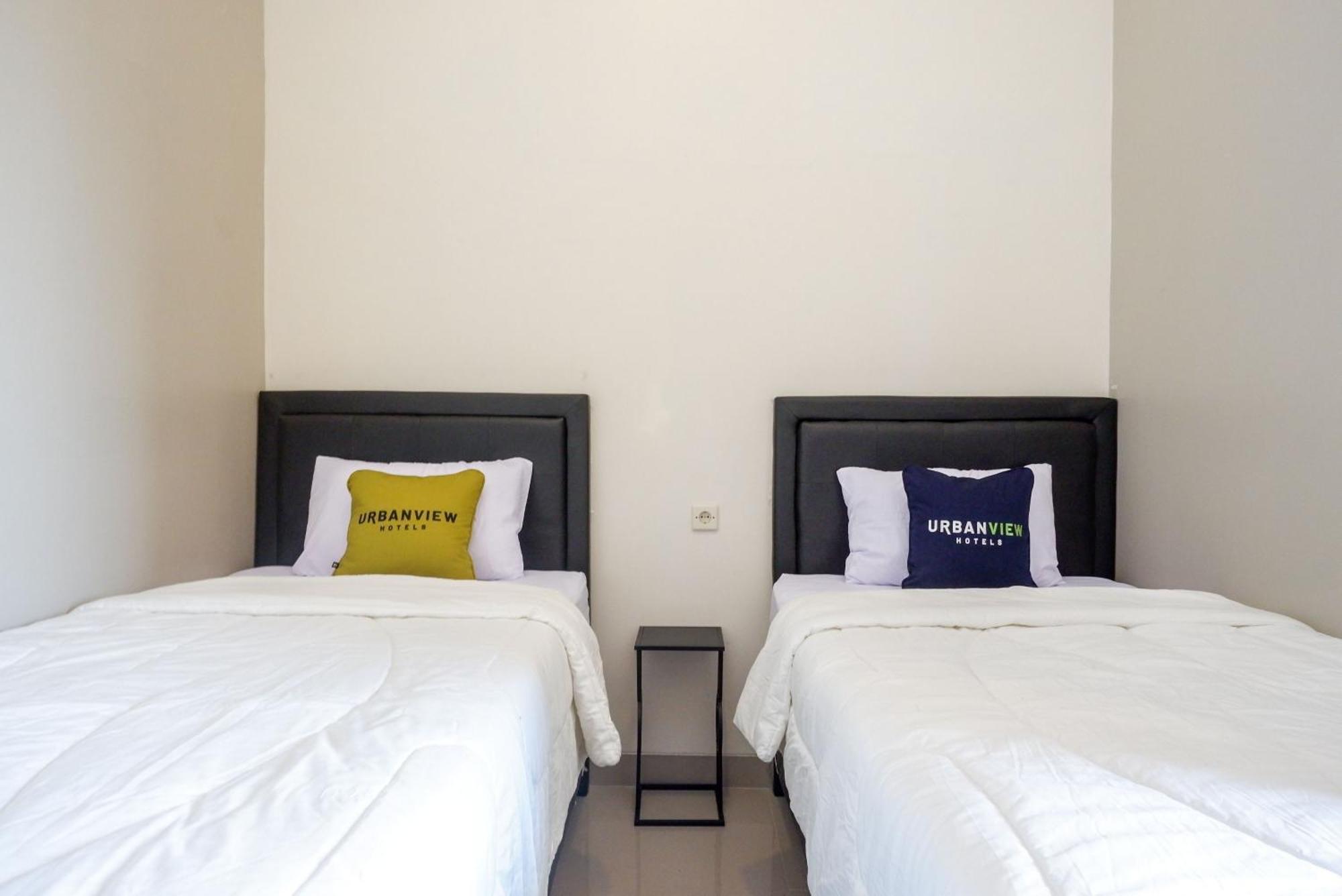 Urbanview Hotel Near Alun Alun Tegal 테갈 외부 사진