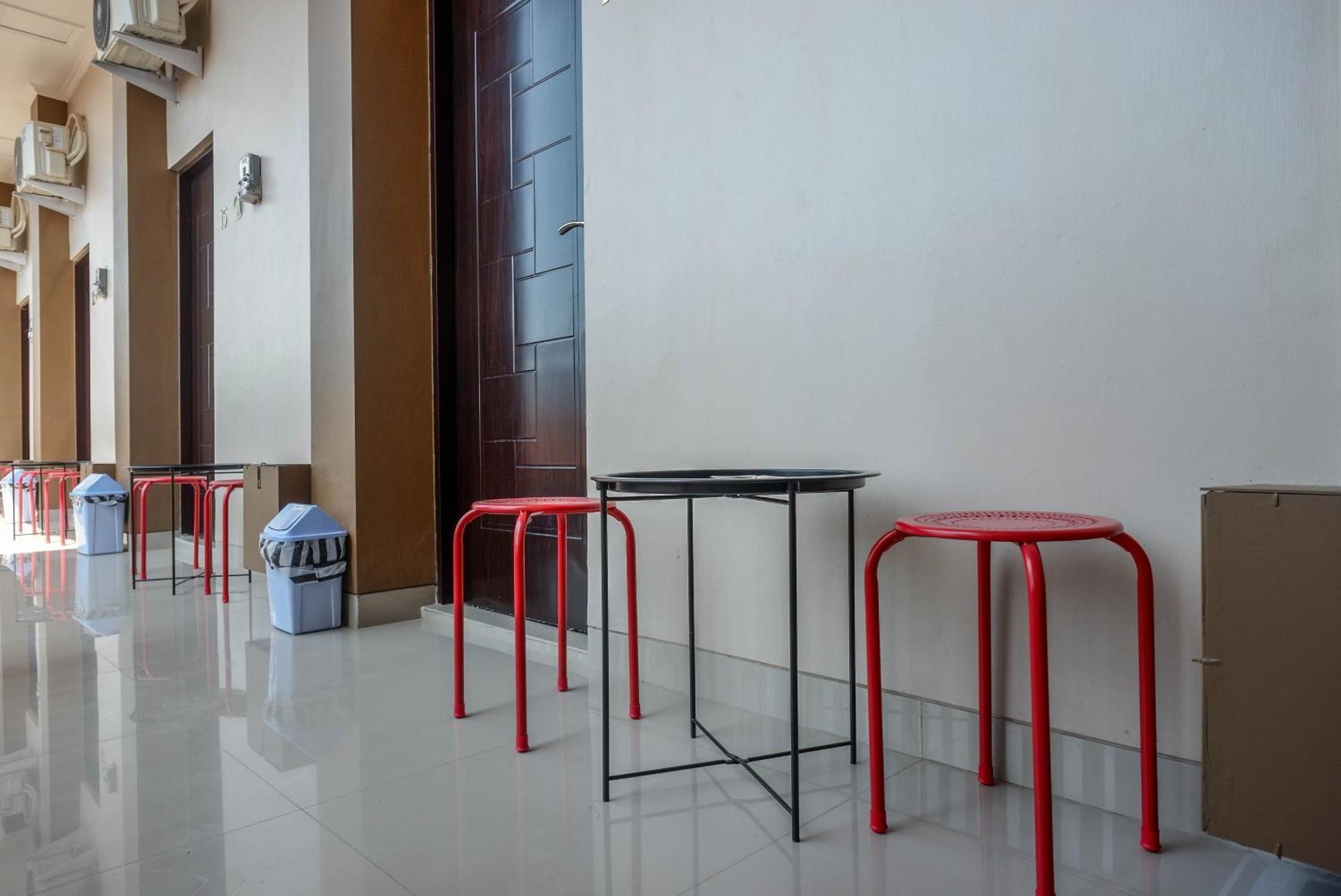 Urbanview Hotel Near Alun Alun Tegal 테갈 외부 사진
