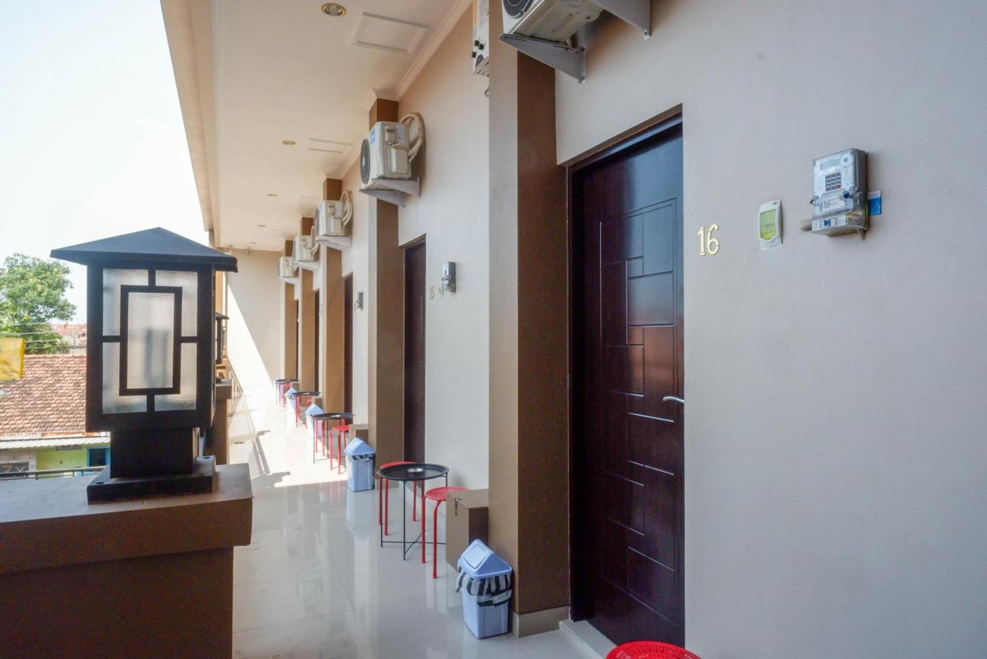 Urbanview Hotel Near Alun Alun Tegal 테갈 외부 사진